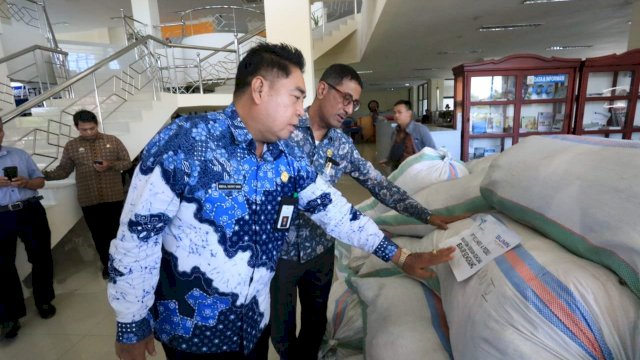 Sekprov Sulsel, Abdul Hayat Gani mengecek bantuan yang akan dibagikan ke delapan daerah terdampak banjir di Sulsel, di Kantor Dinas Perdagangan Sulsel, Kamis (27/06/2019).