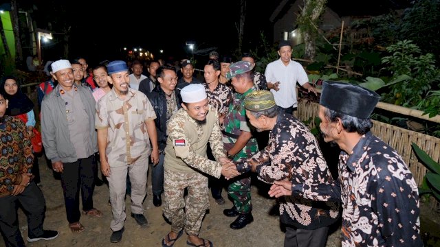 Wakil Gubernur Sulsel Andi Sudirman Sulaiman, menemui warga di perbatasan kabupaten Gowa dan Bone, Sabtu (29/06/2019).