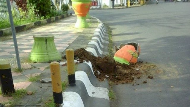 Pot bunga depan Rumah Jabatan Gubernur Sulsel,) dirusak oleh orang tidak bertanggungjawab, Senin (01/07/2019).