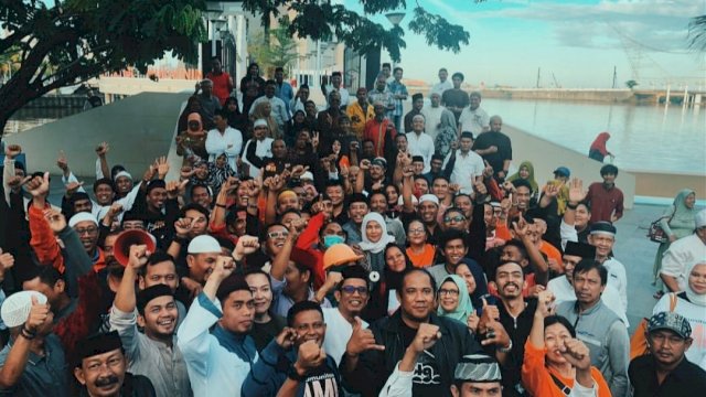 Ilham Arief Sirajuddin (IAS) dan Istrinya Aliyah mustika bersama ratusan loyalis di Pelataran Masjid Terapung Pantai Losari.