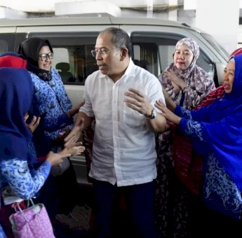 Salat Ashar di Masjid Balai Kota Makassar, IAS Jadi Rebutan Swafoto Pegawai