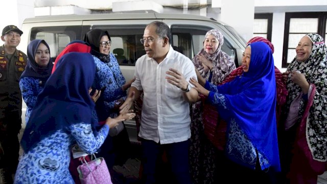 Pegawai Pemkot Makassar berebut foto dengan Ilham Arief Sirajuddin (IAS).