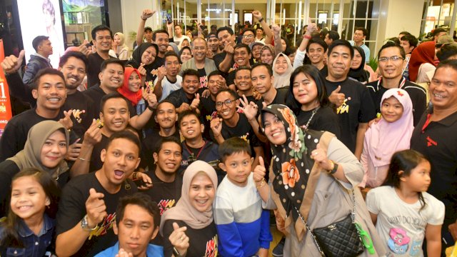 Ilham Arief Sirajuddin (IAS) foto bersama loyalis usai nonton bareng film anak muda palsu, Kamis (18/07/2019).