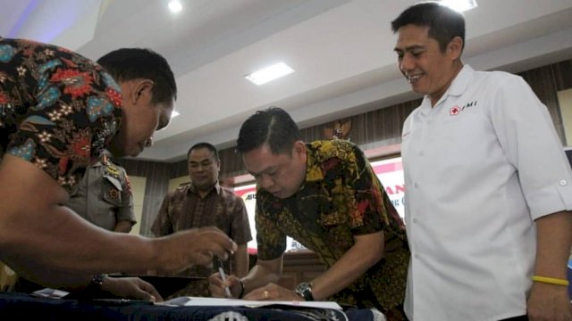 Ketua Asosiasi Profesi Satpam Indonesia Sulawesi Selatan Abdi Asmara, dan Ketua Palang Merah Indonesia Kota Makassar Syamsu Rizal (Deng Ical) menandatangani MoU, Jumat (26/07/2019).