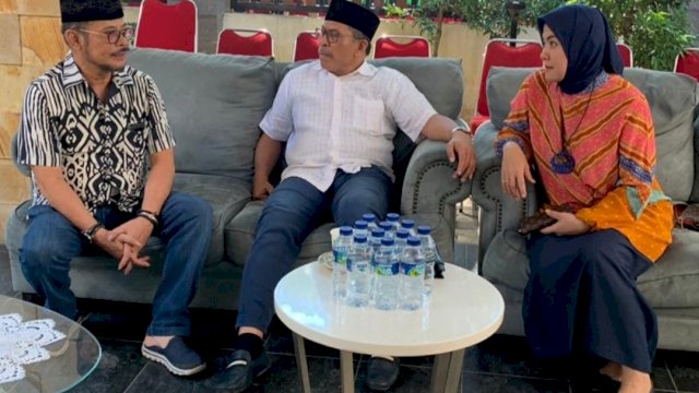 Aliyah Mustika Ilham bersama Suaminya Ilham Arief Sirajuddin (IAS) berbincang dengan kakak Ichsan Yasin Limpo, Syahrul Yasin Limpo, di Rumah Duka, Selasa (30/07/2019).