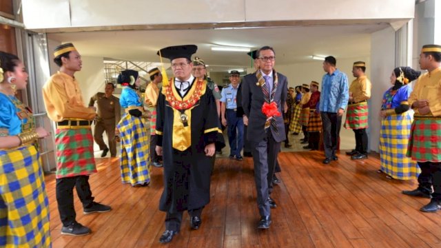 Gubernur Sulsel Prof. Nurdin Abdullah bersama Rektor UNM Prof. Husain Syam berjalan menuju ruangan dalam perayaan Dies Natalis UNM ke-58, Rabu (31/07/2019).