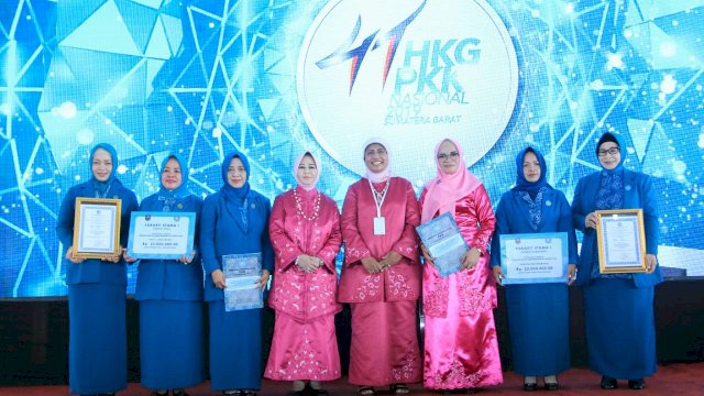 Ketua TP PKK Sulsel Liestiaty F Nurdin menerima penghargaan Juara &lsquo;Upakarti Utama Pertama&rsquo; untuk kategori Hatinya PKK tingkat Desa, yang diraih oleh Desa Tapong, Kabupaten Enrekang, di Padang Sumatera Barat, Kamis (25/07/2019).