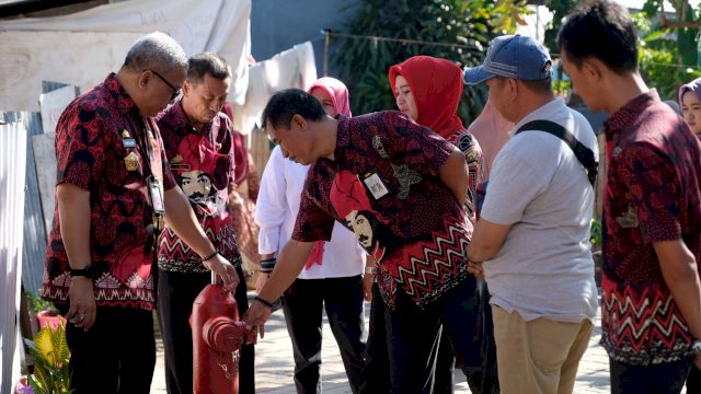 Peninjauan salah satu tempat penampungan air bersih di Kelurahan Batangkaluku, Kecamatan Somba Opu, Kabupaten Gowa, Kamis (25/07/2019).
