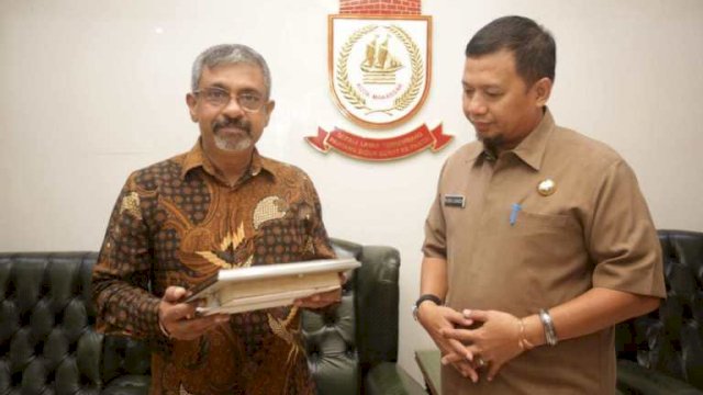 Pj Wali Kota Makassar Iqbal Suhaeb bersama Konjen India untuk Indonesia R O Sunil Babusa.