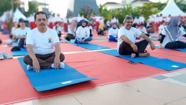 Sekda Kota Makassar, M Ansar, bersama Konjen India untuk Indonesia ikut berpartisipasi dalam festival yoga di Anjungan Pantai Losari, Minggu (23/06/2019).