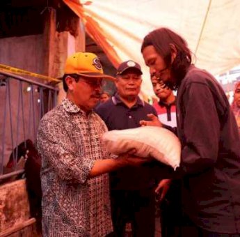 Sekda Makassar Serahkan Bantuan Untuk Korban Kebakaran Sinassara