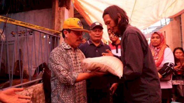 Sekda Kota Makassar, M Ansar, menyerahkan secara simbolis bantuan makanan kepada korban kebakaran di Jl. Sinasara Lorong 3, kelurahan Kaluku Bodoa, kecamatan Tallo.