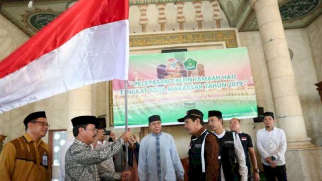 Sekda Kota Makassar, M Ansar melepas secara 1.185 Jamaah Calon Haji kota Makassar, di masjid Raya Makassar, Minggu (23/06/2019).