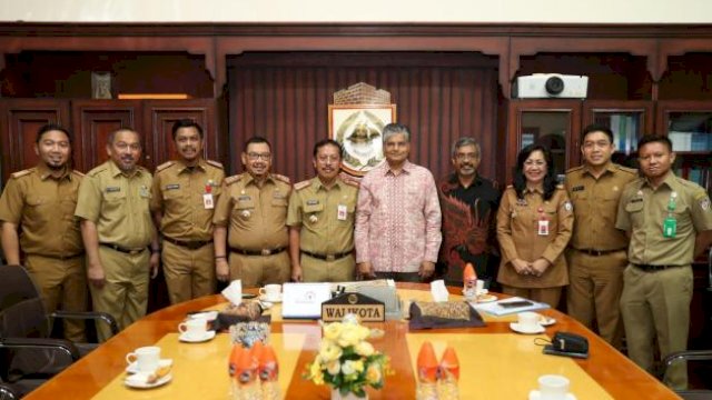 Sekretaris Daerah kota Makassar M Ansar didampingi beberapa kepala OPD menerima kunjungan Duta Besar India untuk Indonesia, Pradeef Kumar Rawat, di Balai Kota Makassar, Senin (24/06/2019).
