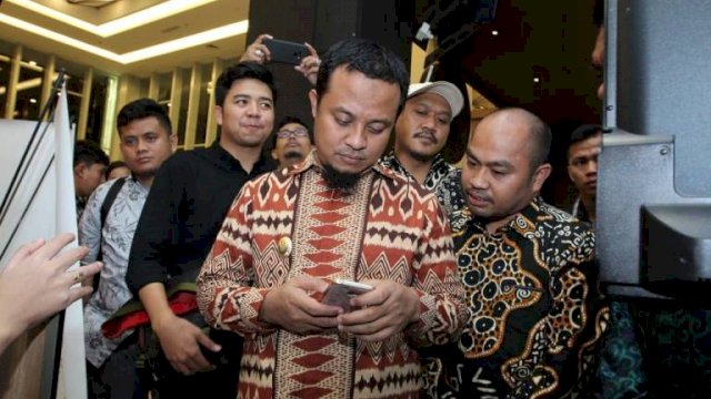 Wakil Gubernur Sulsel Andi Sudirman Sulaiman membuka Aplikasi &lsquo;Sodarata&rsquo; melalui telepon selulernya.