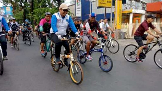 Pj Wali Kota Makassar, Iqbal Suhaeb bersepeda santai pada peringatan Hari Keluarga Nasional ke XXVI.
