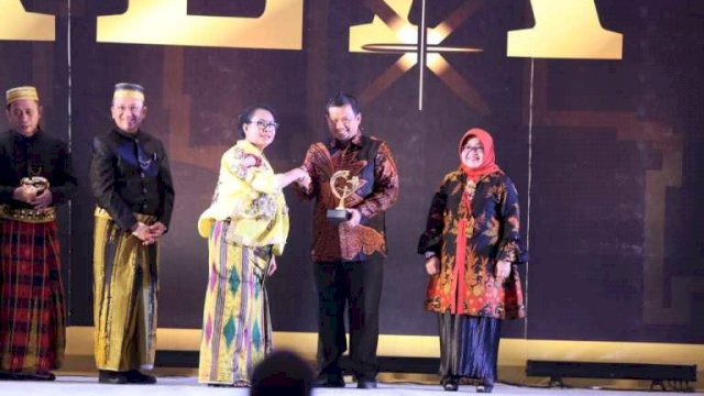 Penjabat Wali Kota Makassar Iqbal Suhaeb, menerima penghargaan Kota Layak Anak tahun 2019, dari Menteri Pemberdayaan Perempuan dan Perlindungan Anak Republik Indonesia Yohana Susana Yembise.