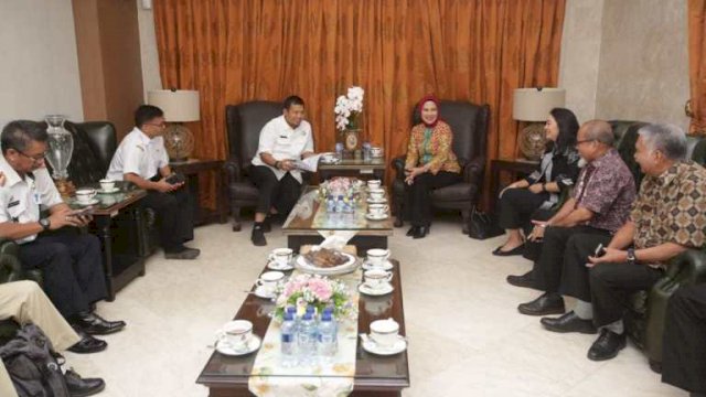 Pj Wali Kota Makassar Iqbal Suhaeb, menerima kunjungan GM Corporate Affairs PT Nusantara Infrastructure Tbk Deden Rochmawaty, bersama rombongan di Rumah Jabatan Wali Kota Makassar, Rabu (24/07/2019).