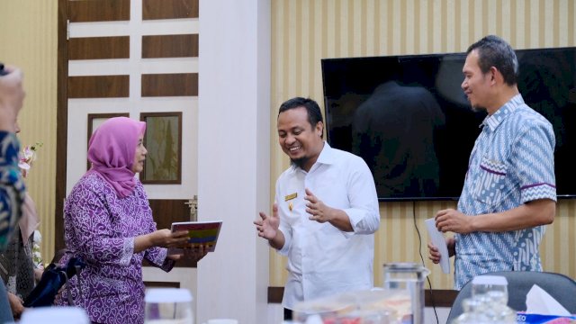 Wakil Gubernur Sulawesi Selatan Andi Sudirman Sulaiman menerima perwakilan Majalah Simpul dan Bappenas, di Ruang Kerjanya Kantor Gubernur Sulsel, Rabu (03/07/2019).