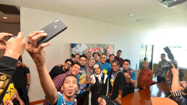 Gubernur Sulsel Prof. Nurdin Abdullah dan Istrinya Liestiaty F Nurdin bersama pemeran Film &ldquo;Anak Muda Palsu&rdquo;.