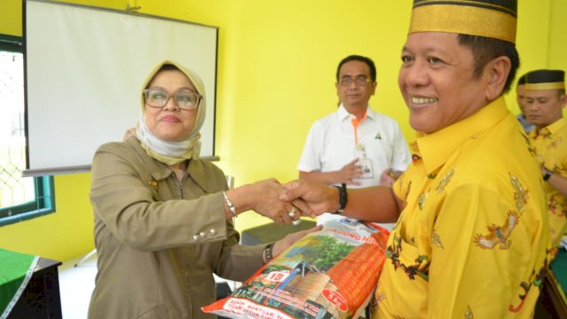 Bupati Soppeng Andi Kaswadi Razak menerima secara simbolis bantuan bibit benih tanaman dari Kepala Dinas Tanaman Pangan, Ketahanan Pangan dan Holtikultura Provinsi Sulawesi Selatan Ir. Fitri. Mp.