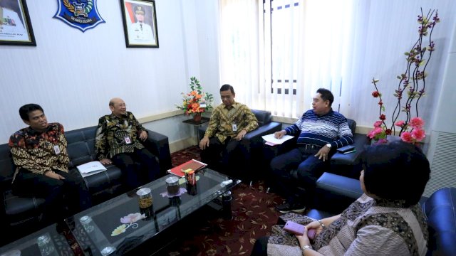 Sekprov Sulsel Abdul Hayat Gani menerima kunjungan OJK di Ruang Kerjanya, Kantor Gubernur Sulsel.
