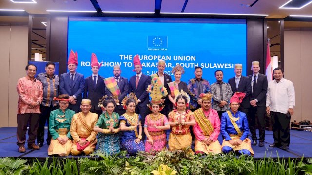 Perwakilan 9 Negara Uni eropa bersama Wakil Gubernur Sulsel Andi Sudirman Sulaiman dan Pj Wali Kota Makassar Iqbal Suhaeb, saat Gala Dinner, di The Rinra Hotel Makassar, Kamis (04/07/2019) malam.