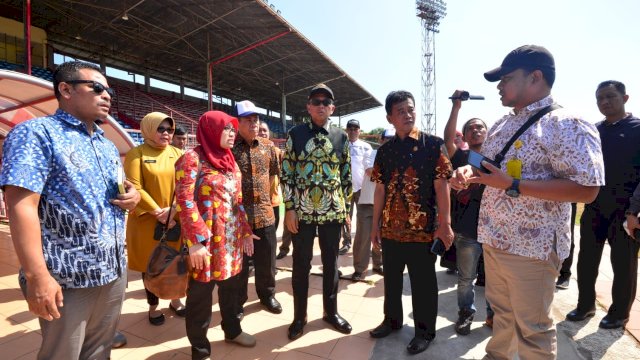 Gubernur Sulsel Nurdin Abdullah bersama tim dari KPK dan Kejaksaan meninjau stadion Mattoanging, Jumat (05/07/2019)