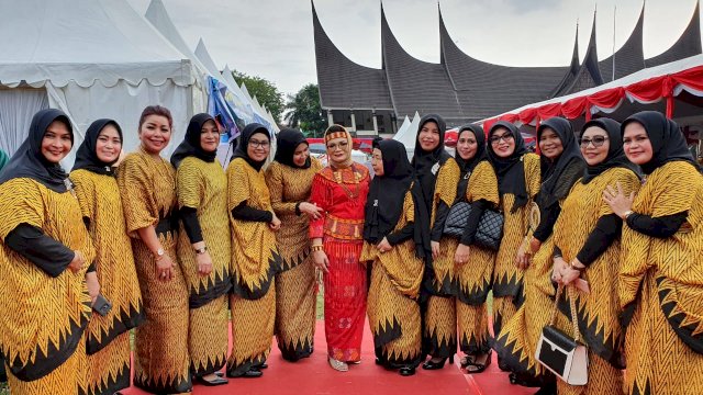 Liestiaty F Nurdin (tengah) mengenakan pakaian adat Toraja saat mengikuti Fashion show pada rangkaian acara Hari Kesatuan Gerak PKK Nasional ke-47, di Kota Padang, Sumatra Barat, Kamis (25/07/2019).