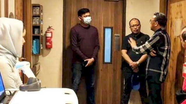 Gubernur Sulsel Prof. Nurdin Abdullah berbincang dengan Adnan Purichta Ichsan dan Haris Yasin Limpo saat membesuk Ichsan Yasin Limpo di Rumah Sakit Singapura beberapa waktu lalu.