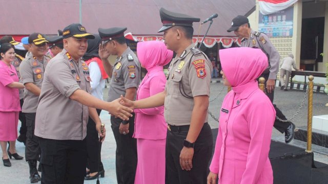 Upacara Kenaikan pangkat 23 Anggota Polres Soppeng di Halaman Mapolres Soppeng, Senin (01/007/2019).