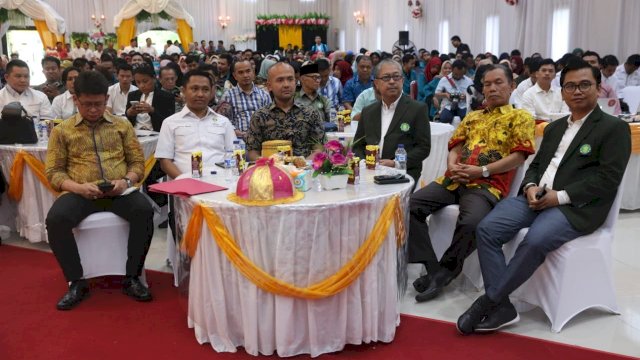 Calon Ketua Umum BPP Hipmi Akbar Himawan Buchari dan Ketua BPD Hipmi Sulsel Herman Heizer, bersama Pimpinan STIE AMKOP saat Kuliah Umum di Auditorium H. Baya Ilyas, Jl. Meranti Kota Makassar, Selasa (02/07/2019).