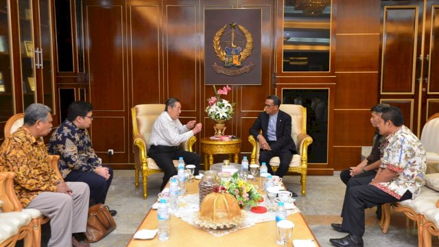 Gubernur Sulsel Prof. Nurdin Abdullah menerima Direktur Presiden PT. Milatronika Karya Niaga F. Suwandi Putro, di Ruang Kerjanya di Kantor Gubernur Sulsel, Selasa (02/07/2019).