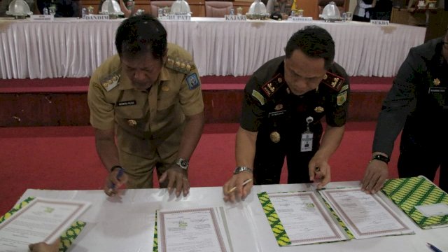 Bupati Soppeng Andi Kaswadi Razak, dan Kepala Kejaksaan Negeri Watansoppeng Suwarno SH, menandatangani kesepakatan, Senin (01/07/2019).