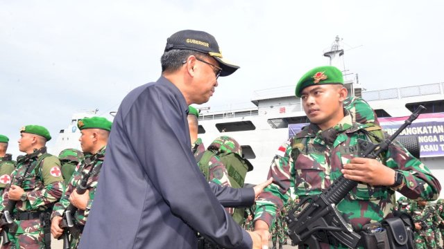 Gubernur Sulsel Nurdin Abdullah, menyalami pasukan Yonif 721 Makkasau saat pelepasan di Pelabuhan Soekarno Hatta Makassar, Rabu (03/07/2019).