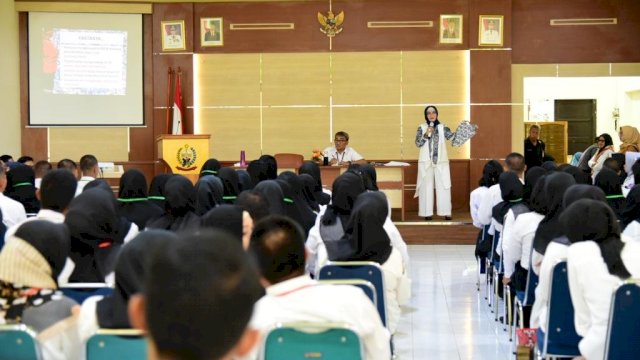 Istri Gubernur Sulsel yang juga merupakan Ketua Tim Penggerak PKK Sulawesi Selatan, Lies F Nurdin mensosialisasikan bahaya peggunaan barang plastik di Kampus II BPSDM, Jalan Cendrawasih Kota Makassar, Rabu (03/07/2019).