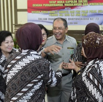 Di Polda Sulsel, IAS Jadi Rebutan Foto Ibu-ibu Purnawirawan Polri
