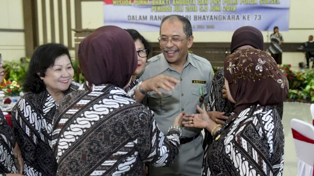 Ibu-ibu Purnawirawan Polri berebut foto dengan Ilham Arief Sirajuddin, di Polda Sulsel, Kamis (04/07/2019).