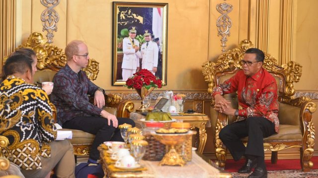 Gubernur Sulsel Prof. Nurdin Abdullah, menerima kunjungan Duta Besar Kanada di Rumah Jabatan Gubernur Sulsel, Kamis (04/07/2019).