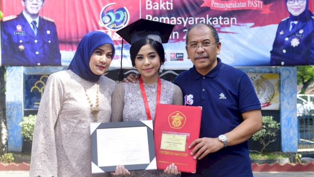 Ilham Arief Sirajuddin (IAS) bersama Istrinya Aliyah Mustika Ilham dan putri ketiganya Siti Hamsinah Khairatunnisa (Haera Ilham).