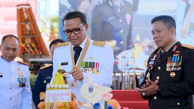 Gubernur Sulsel, Prof. Nurdin Abdullah memotong tumpeng peringatan Hari Ulang Tahun Bhayangkara ke-73, Rabu (10/07/2019).