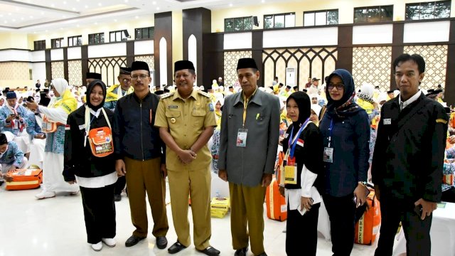 Bupati Soppeng Andi Kaswadi Razak bersama Jajaran Dinas Kesehatan Kabupaten Soppeng dan Jamaah Calon Haji.