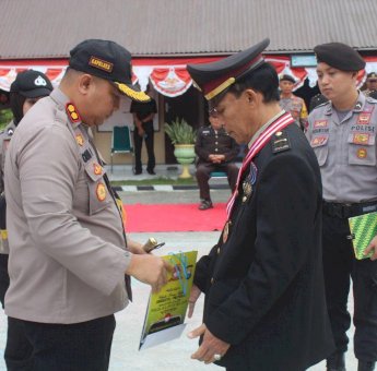 Ini Pesan Kapolres Soppeng untuk Dua Personilnya yang Masuk Masa Pensiun