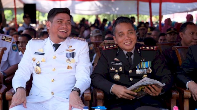Bupati Gowa Adnan Purichta Ichsan, bersama Kapolres Gowa pada peringatan HUT Bhayangkara ke-73 di Polsek Bajeng.