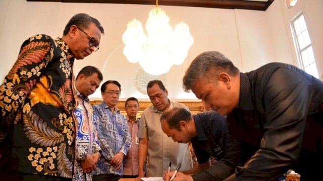 Gubernur Sulsel, Prof. Nurdin Abdullah menyaksikan penandatanganan MoU PT. Kima dan PT. Maruki Internasional dengan Perusahaan Daerah (Perusda) Pemprov Sulsel.