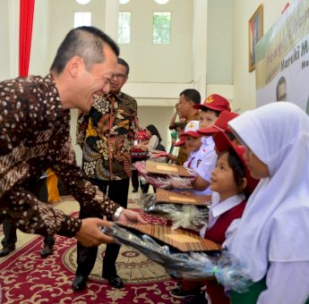 Maruki Makassar Foundation Serahkan Beasiswa untuk Anak Sekolah, Begini Respon Nurdin Abdullah
