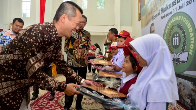 Presiden Direktur PT. Maruki Internasional, Mr. Daisuke menyerahkan secara simbolis beasiswa kepada anak SD.