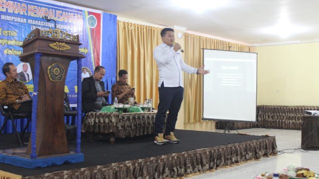 Hari Paramuda membawakan materi kewirausahaan di hadapan ratusan Mahasiswa Unismuh.