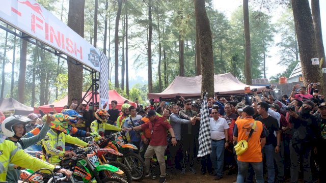 Bupati Gowa Adnan Purichta Ichsan melepas peserta Trail Adventure Beautiful Malino.