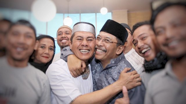 Ilham Arief Sirajuddin berpelukan dengan Syamsu Rizal (Deng Ical) di Masjid Terapung, Pantai Losari Makassar.
